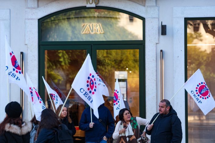 Greve de trabalhadores da Zara do Rossio, convocada pelo Sindicato dos Trabalhadores do Comércio, Escritórios e Serviços de Portugal (CESP), pelo «aumento dos salários de todos os trabalhadores em 15%, num mínimo de 150 euros, valorização das carreiras profissionais, fim da discriminação dos prémios, e fim da pressão e repressão». 27 de Dezembro de 2024