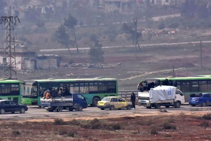 Autocarros no decorrer das operações de evacuação de «rebeldes» e civis dos bairros orientais de Alepo, no Norte da Síria (16 de Dezembro de 2016)