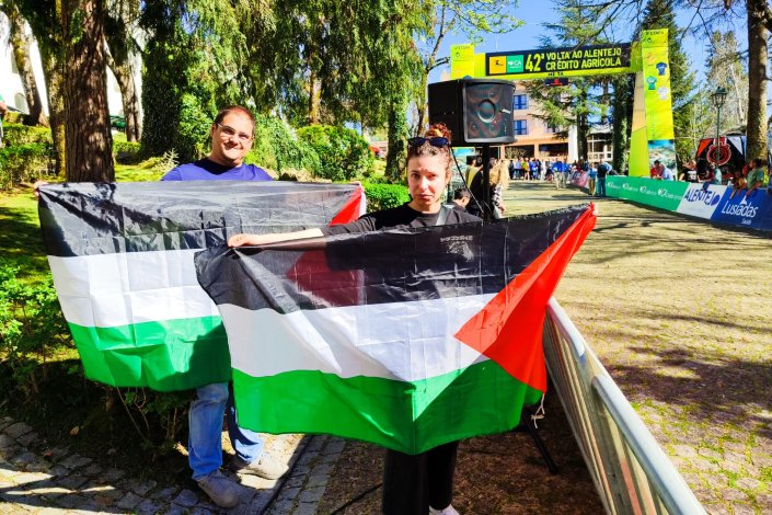 Activistas pela Palestina foram identificados e intimidados pela GNR por exibirem bandeiras palestinianas na 42.ª edição da Volta ao Alentejo. Castelo de Vide, 29 de Março de 2025