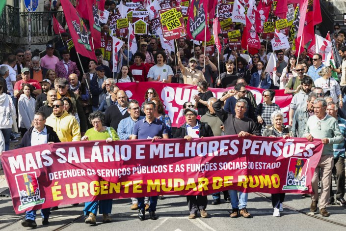 Manifestantes participam na manifestação nacional organizada pela CGTP-IN em Lisboa, reunindo trabalhadores dos distritos de Setúbal, Santarém, Portalegre, Beja, Évora e Faro. De manhã, outros milhares aderiram aos protestos convocados para Coimbra e Porto. 5 de Abril de 2025