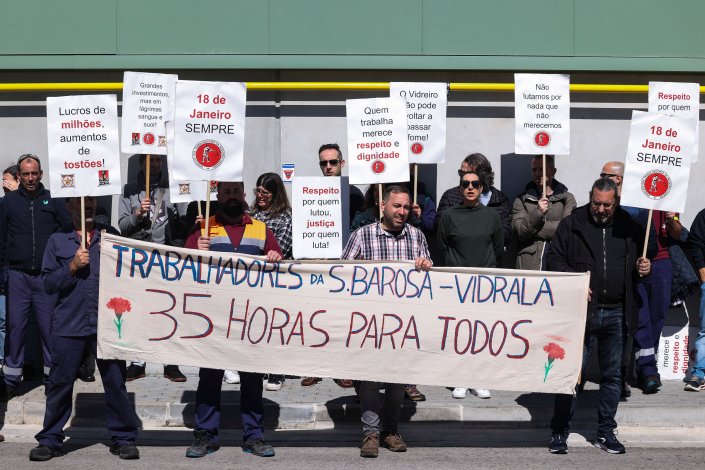Trabalhadores manifestam-se no primeiro dia da greve do sector vidreiro na empresa Santos Barosa, do Grupo Vidrala, exigindo aumentos salariais e melhores condições de trabalho. Marinha Grande, 25 de Março de 2025 