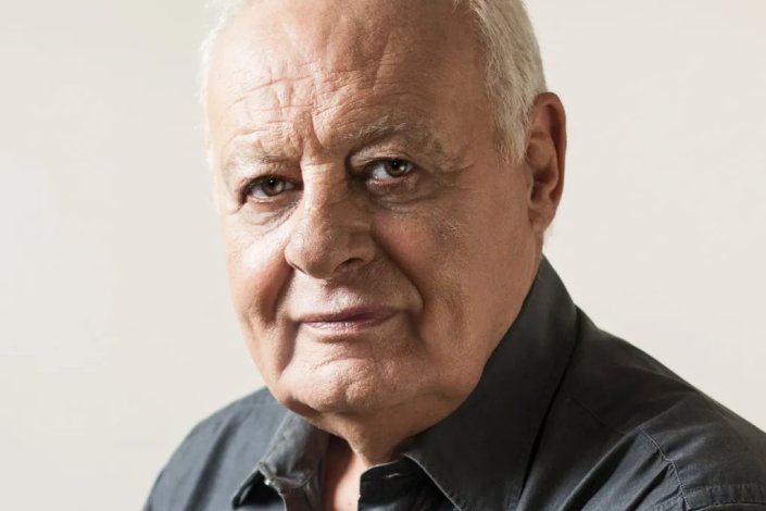 O coronel Carlos Matos Gomes (1946-2024) foi um Capitão de Abril, membro da primeira Comissão Coordenadora do Movimento das Forças Armadas (MFA)