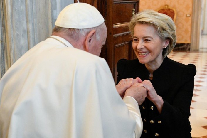 Von der Leyen, presidente da Comissão Europeia, num encontro com o Papa Francisco, no Vaticano. 10 de Junho de 2022