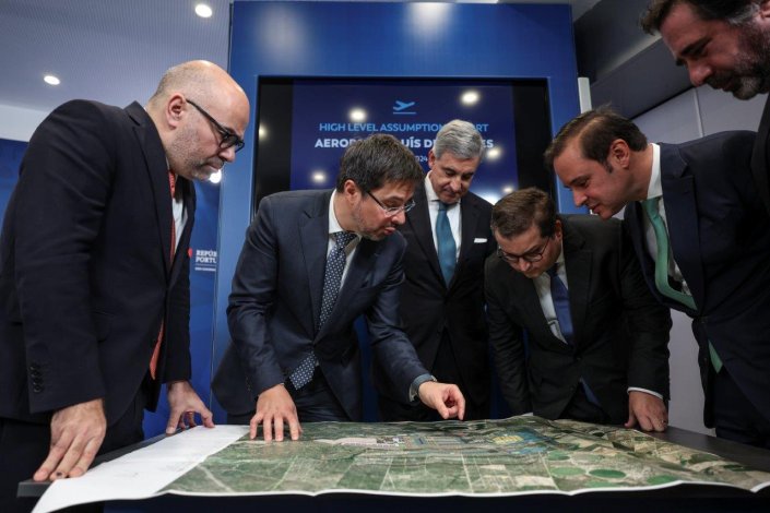Os ministros do Estado e das Finanças, Joaquim Miranda Sarmento, e das Infraestruturas e Habitação, Miguel Pinto Luz, recebem o relatório para a construção do novo aeroporto Luís de Camões. Lisboa, 17 de Dezembro de 2024