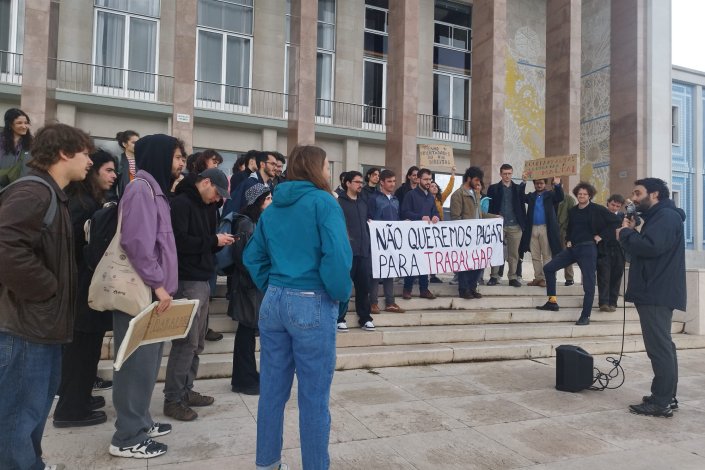Cerca de 50 doutorandos, bolseiros e investigadores participaram numa manifestação em frente à Reitoria da Universidade de Lisboa para entregar mais de 1500 assinaturas contra as taxas de entrega da tese. 30 de Abril de 2025