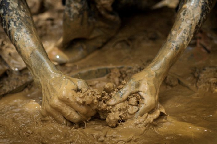 A mineração artesanal e de baixa escala de Ouro no Gana é um problema endémico, destruíndo os ecossistemas e alimentando redes de contrabando que roubaram dezenas de milhares de milhões de dólares do Estado só nos últimos anos.