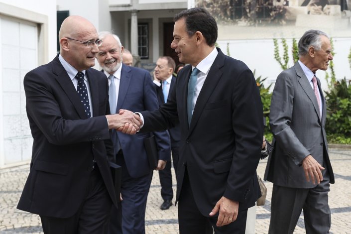 O presidente do PSD e primeiro-ministro demissionário, Luís Montenegro, com Pedro Passos Coelho e Aníbal Cavaco Silva, no final de um almoço com antigos líderes do partido no âmbito da campanha para as eleições legislativas. Lisboa, 6 de Maio de 2025