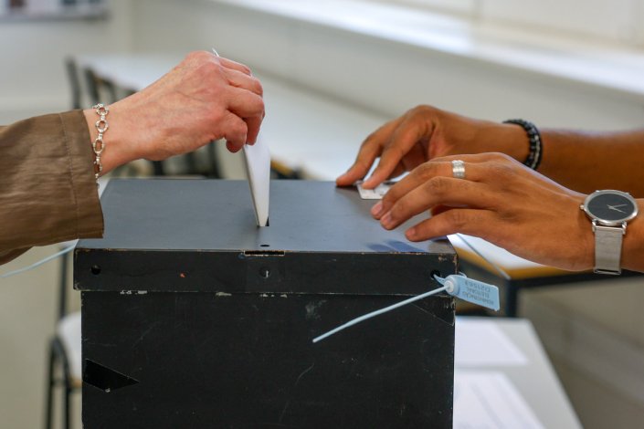 Uma eleitora vota numa escola de Lisboa, durante as eleições legislativas antecipadas para a Assembleia da República, a 18 de Maio de 2025