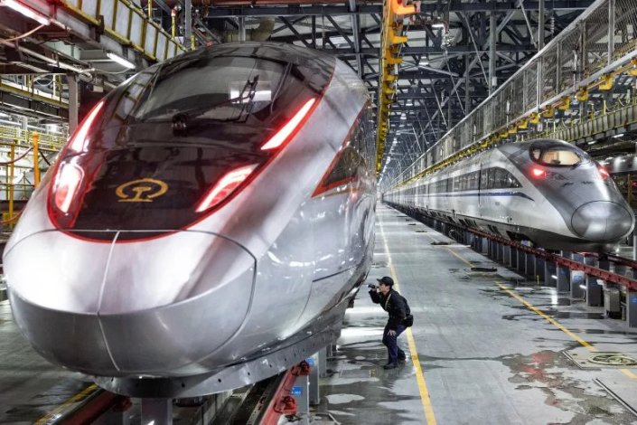 Comboios chineses de alta-velocidade num hangar, em Huwan, China