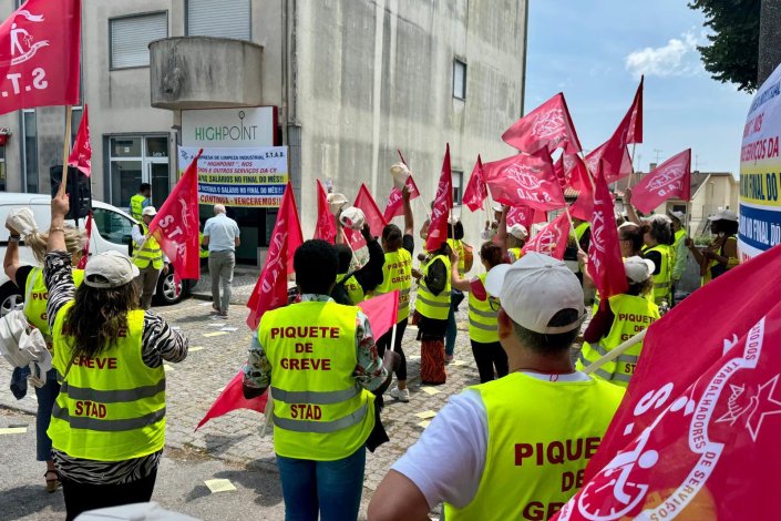 Concentração de trabalhadores da Highpoint, empresa de limpeza industrial, em greve pelo pagamento dos salários em atraso. 2 de Junho de 2025