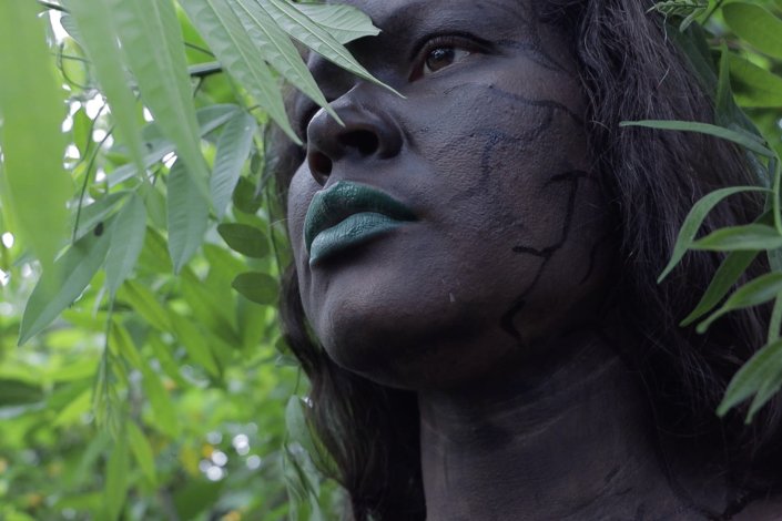 Fotograma do filme «Ibirapema», realizado em 2022 por Olinda Tupinambá. Olinda Muniz Silva Wanderley é uma jornalista, cineasta e produtora brasileira, de origem Tupi, que usa o nome artístico de Yawar (Jaguar) Tupinambá