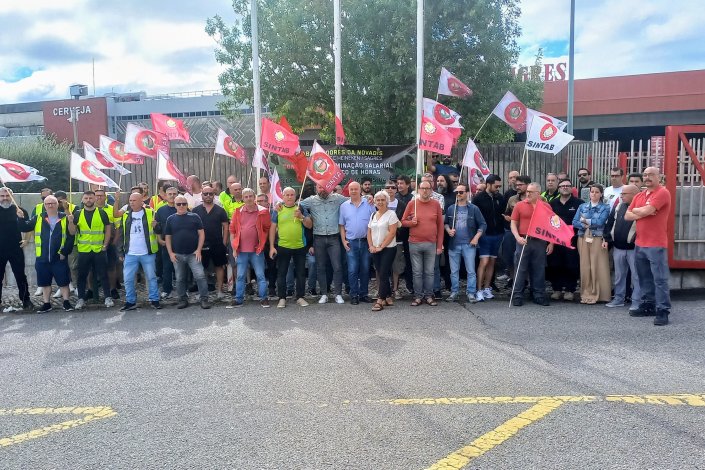 Concentração dos trabalhadores da Sociedade Central de Cervejas/Heineken (Sagres), em greves parciais de 3 horas por turno entre os dias 1 e 6 de Junho de 2025, convocadas pelo SINTAB/CGTP-IN. 1 de Junho de 2025