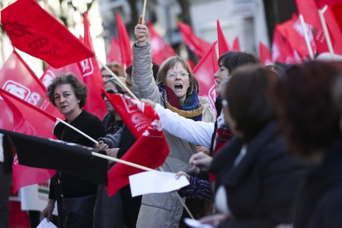 Greve nacional de assistentes operacionais com funções de auxiliar de acção médica do Serviço Nacional de Saúde (SNS), a 25 de Janeiro de 2019. Os trabalhadores acabaram por alcançar esta reivindicação em 2023, com a criação da carreira de Técnico Auxiliar de Saúde. Lisboa