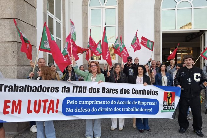Concentração dos trabalhadores da Itau no bares dos comboios da CP, em greve pela aplicação integral do Acordo de Empresa, no Porto. Em Lisboa, os trabalhadores concentraram-se à porta da sede da Itau. 20 de Maio de 2025