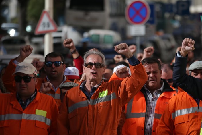 Trabalhadores da Somincor das Minas de Neves Corvo participam numa marcha rumo ao Ministério do Trabalho para reclamar a intervenção na resolução do conflito que opõe os trabalhadores à administração. Lisboa, 10 Novembro de 2017