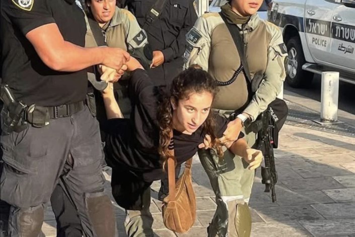 A advogada Noa Levy, a vice-presidente da Frente Democrática pela Paz e Igualdade (o Hadash, coligação onde participa o Partido Comunista de Israel, e vários movimentos e organizações árabes, com 4 deputados no parlamento de Israel) foi detida na manifestação realizada a 15 de Junho de 2025, em Tel Aviv, contra a agressão israelita ao Irão. 