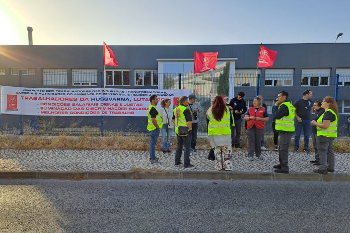 Concentração dos trabalhadores em greve da Husqvarna Portugal, às 6h da manhã, convocada pelo SITE CRSA/CGTP-IN. Rio de Mouro, Sintra, 20 de Junho de 2025