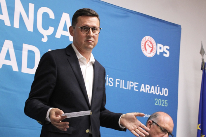 Luís Filipe Araújo é, desde Fevereiro de 2025, presidente da Câmara Municipal de Gondomar, tendo exercido previamente o cargo de vice-presidente. É o actual candidato do PS à autarquia.