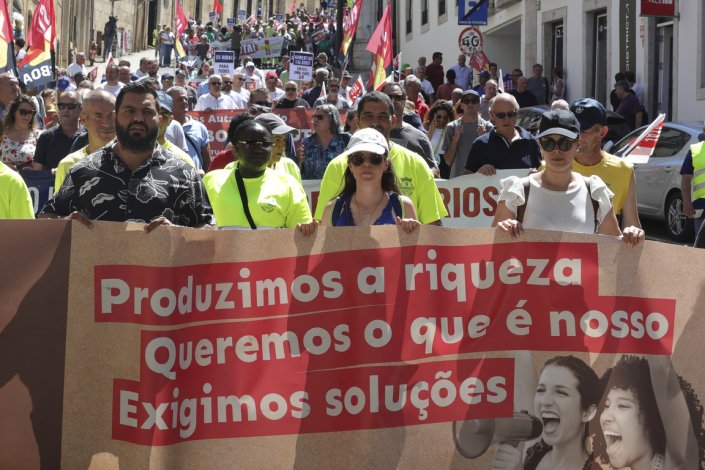 O protesto nacional dos trabalhadores da administração local e do sector empresarial, convocado pelo Sindicato Nacional dos Trabalhadores da Administração Local (STAL/CGTP-IN), levou milhares para a frente da Assembleia da República. Os trabalhadores exigem&nbsp;a solução dos vários problemas&nbsp;que afectam o sector. Lisboa, 27 de Junho de 2025&nbsp;