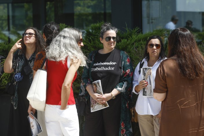 Concentração de trabalhadores da Trust in News (Visão, Activa, Caras, Caras Decoração, Courrier Internacional, Exame, Exame Informática, Jornal de Letras, TeleNovelas, TV Mais, Visão História e Visão Júnior), em greve por tempo indeterminado pelo pagamento dos salários em atraso. Oeiras, 20 de Junho de 2025