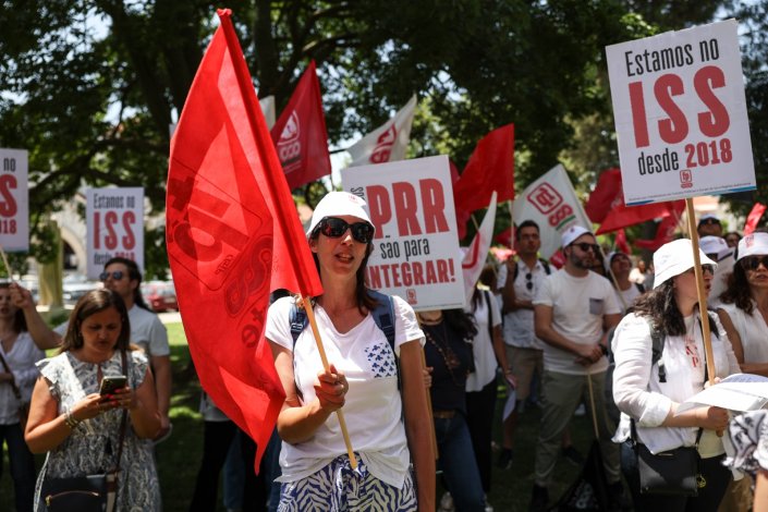 Greve dos trabalhadores do Instituto da Segurança Social com contratos a termo certo ou incerto, convocada pela Federação Nacional dos Sindicatos dos Trabalhadores em Funções Públicas e Sociais (FNSTFPS/CGTP-IN), pelo fim do trabalho precário e a abertura imediata dos concursos para a admissão de todos os trabalhadores com vínculo precário. Lisboa, 2 de Julho de 2025 
