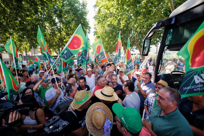 Centenas de agricultores participaram na manifestação dos viticultores do Douro, promovida pela Confederação Nacional da Agricultura e pela Associação dos Viticultores e da Agricultura Familiar Douriense, para alertar para a crise que afecta a região e exigir soluções, como a venda de uvas a preços justos, no Peso da Régua, distrito de Vila Real, 2 de Julho de 2025