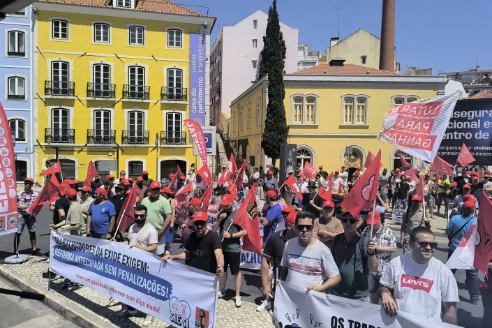 Trabalhadores, dirigentes e delegados sindicais manifestaram-se junto à Assembleia da República, em Lisboa, 3 de Julho de 2025. A concentração foi convocada pela Fiequimetal (CGTP-IN) e no dia em que o Parlamento debateu a petição, promovida pela estrutura sindical, exigindo o reconhecimento de profissões de desgaste rápido na indústria. 