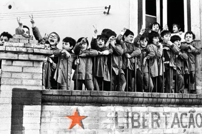 Fotografia de Jean-Paul Miroglio. Exposição «Venham Mais Cinco - O Olhar Estrangeiro sobre a Revolução Portuguesa (1974-1976)», no Parque Empresarial da Mutela em Almada, até 24 de Agosto