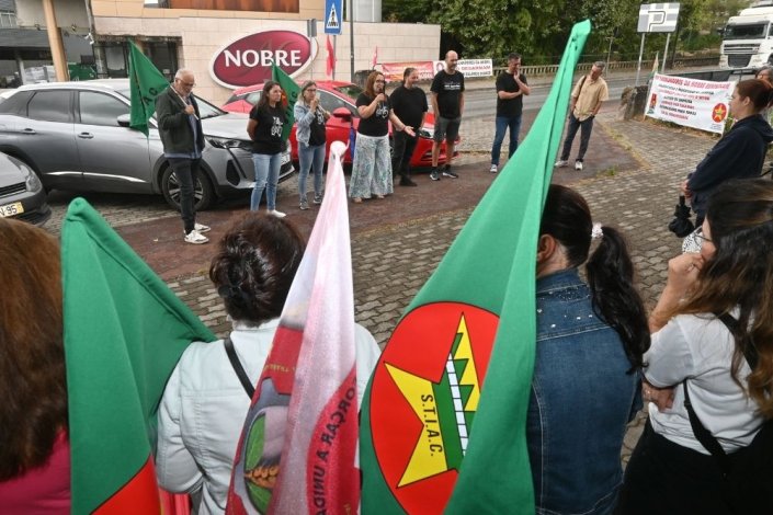 Dezenas de trabalhadores da Nobre Alimentação estiveram à frente da fábrica em Rio Maior para denunciar a «falta de vontade da empresa em negociar o caderno reivindicativo», durante uma greve de um dia.<br /><br />Rio Maior, 11 de Julho de 2025