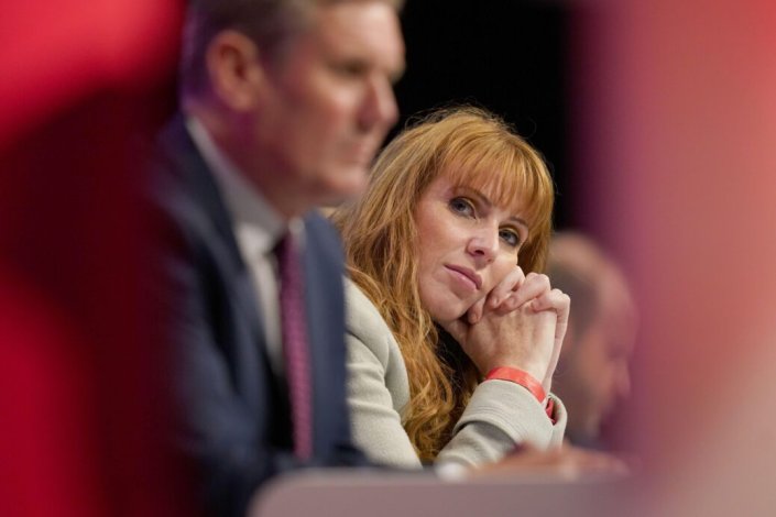 Angela Reyner é a ministra da Habitação, Comunidades e Administração Local do Governo Labour liderado por Keir Starmer. No partido, assume o cargo de Deputy Leader, a segunda figura mais importante na hierarquia do Labour. 