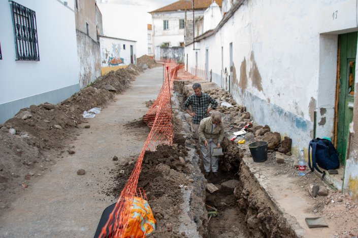A abertura de valas para a instalação das novas condutas de abastecimento de água e drenagem de pluviais na vila de São Manços, revelou a existência de sinais evidentes da presença romana no local.
