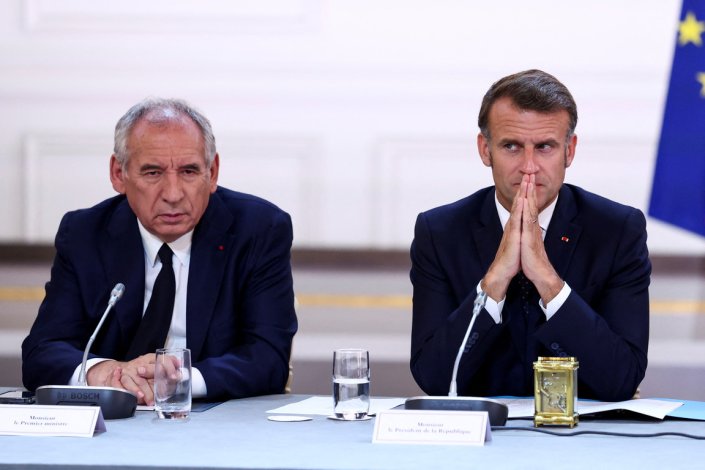 François Bayrou, primeiro-ministro de França, e Emmanuel Macron, presidente de França 