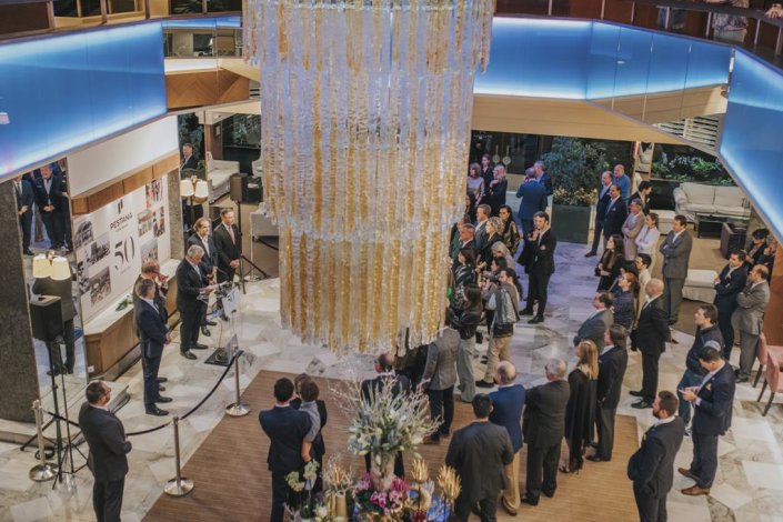 O Grupo Pestana, líder hoteleiro nacional, celebrou os seus 50 anos em 2022. O Pestana, que alcançou receitas superiores a 651,5 milhões de euros em 2024 e está a construir novas unidades hoteleiras obrigou os trabalhadores do hotel de 5 estrelas A Brasileira, no Porto, a trazerem a comida de caso, acabando com as refeições internas para os funcionários. 