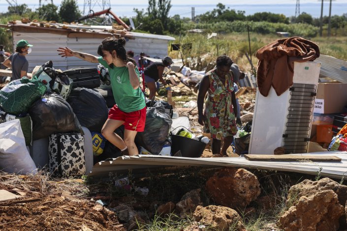 Moradores do Talude Militar e voluntários do movimento Vida Justa procedem à recolha do entulho acumulado nas demolições realizadas pela Câmara Municipal de Loures, que deixaram famílias com crianças a dormir ao relento e em tendas. Bairro do Talude, Loures, 19 de Julho de 2025