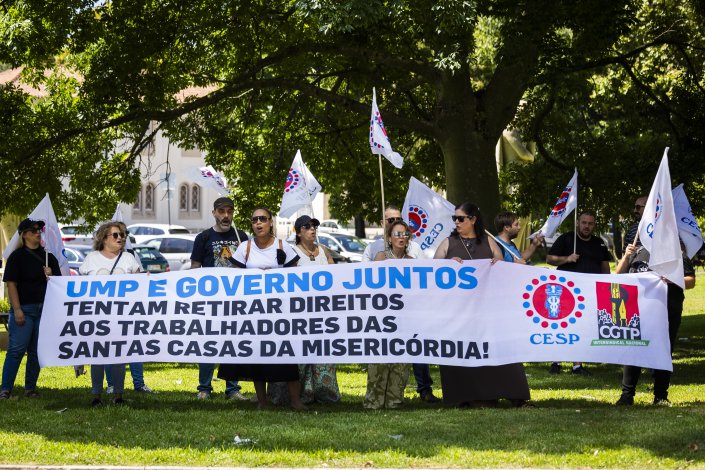 Os trabalhadores das Santas Casas da Misericórdia estiveram hoje à porta do Ministério do Trabalho para denunciar as discriminações que enfrentam em enfrentam em relação às suas remunerações e condições de trabalho quando comparados aos trabalhadores das IPSS. Lisboa, 24 de Julho de 2025