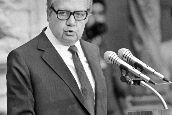 Mário Soares discursa na cerimónia de assinatura do tratado de adesão de Portugal à CEE (actual União Europeia), 12 de Junho de 1985