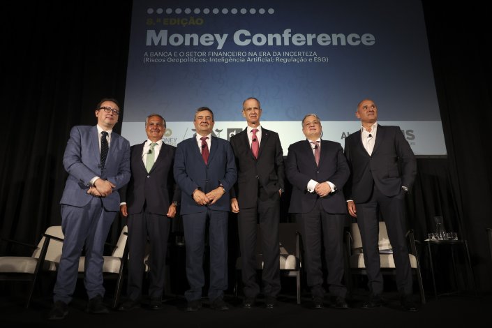 Banqueiros do BPI, Crédito Agrícola, Millenium BCP, CGD e Banco Montepio posam junto ao director do DN durante o painel «O estado da nação na banca», na 8.ª Money Conference. Lisboa, 26 de Maio de 2025