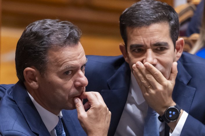 O primeiro-ministro do Governo PSD/CDS-PP, Luis Montenegro, com o ministro da Presidência, António Leitão Amaro, durante o debate do Estado da Nação, na Assembleia da República. Lisboa, 17 de Julho de 2025. 