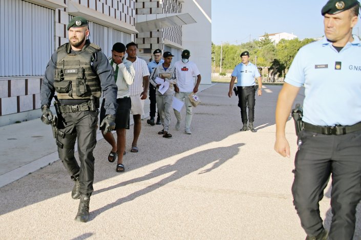 A 8 de Agosto, um barco com 38 migrantes marroquinos, incluindo sete menores, aportou à praia da Boca do Rio, concelho de Vila do Bispo, Faro. 