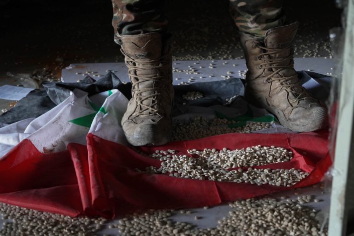 Um elemento da Hayat Tahrir al-Sham (Al-Qaeda na Síria; liderada pelo actual presidente Jolani) numa fábrica de anfetaminas Captagon. 