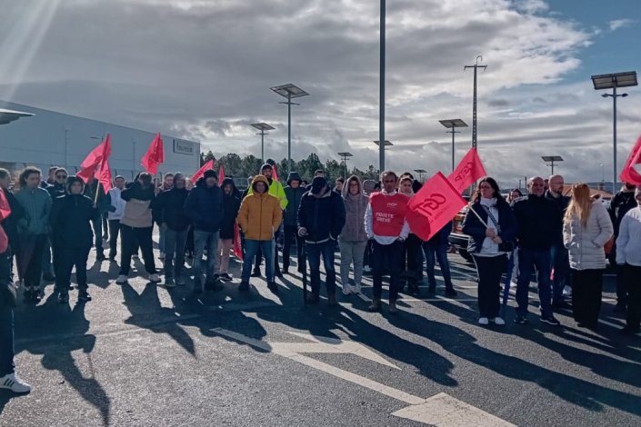 Piquete de greve dos trabalhadores da Faurécia, em Bragança, numa acção de luta convocada pelo SITE Norte/CGTP-IN 