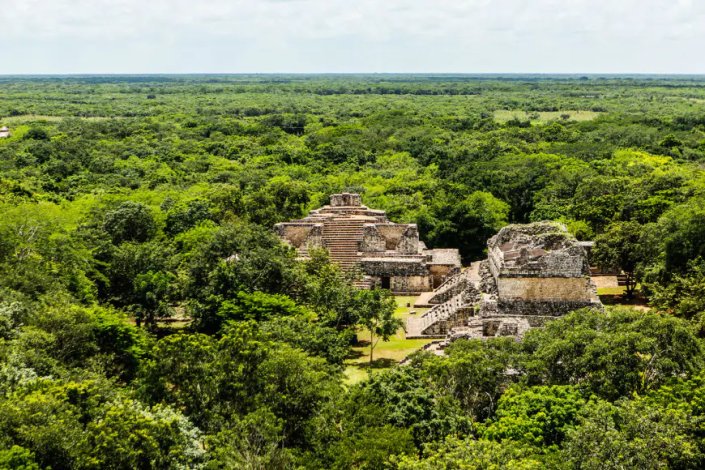 Ekʼ Balam, um espaço arqueológico na península de Yucatán, México, que, outroura, foi a capitar de um reino da civilização Maia. Esta zona integra agora o Corredor Biocultural Gran Selva Maya.