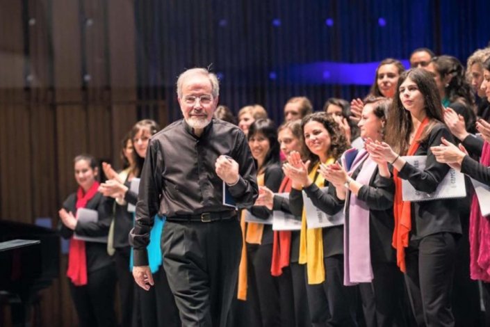 José Luís Borges Coelho com o naipe feminino do Coral de Letras da Universidade do Porto (foto de arquivo)