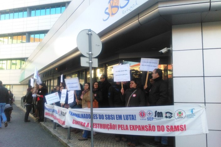 Trabalhadores concentrados hoje durante a manhã junto Centro Clínico do SAMS, em Lisboa