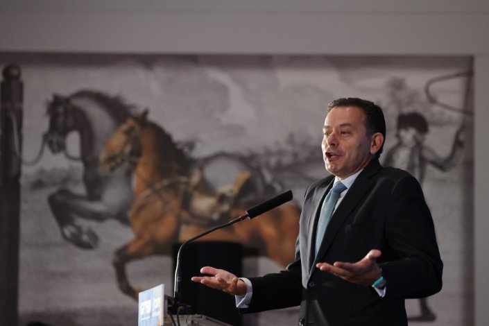 O presidente do Partido Social Democrata e actual primeiro-ministro, Luís Montenegro, discursa durante a sessão de encerramento das Jornadas Parlamentares conjuntas do PSD/CDS-PP. Évora, 15 de Julho de 2025