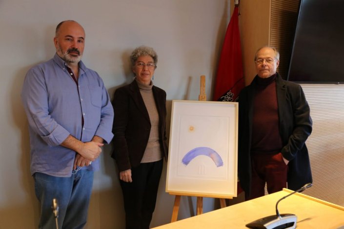 Isabel Camarinha, Fernando Gomes e Luís Rodrigues ladeiam a aguarela doada pelo artista à CGTP-IN em Julho de 2021