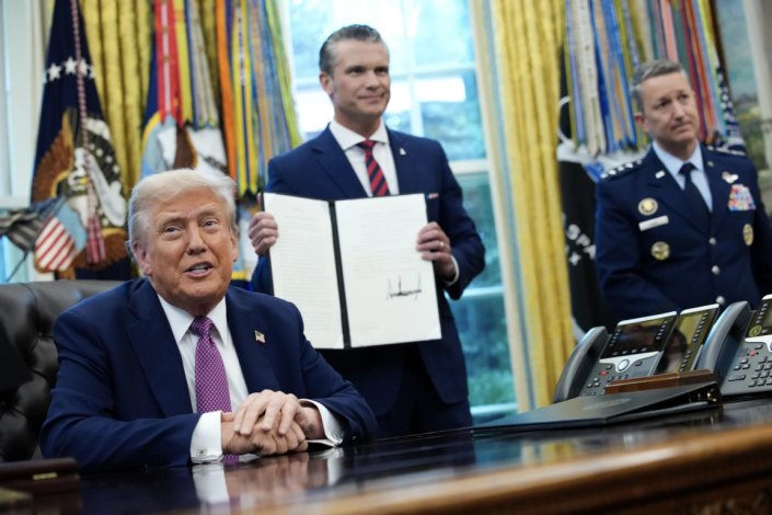 Donald Trump, Presidente dos EUA, e Pete Hegseth, secretário da Defesa (desde sexta-feira, secretário da Guerra), anunciam a ordem executiva que altera o nome do Departamento da Defesa, com sede no Pentágono, para Departamento da Guerra. Washington, EUA, 5 de Setembro de 2025