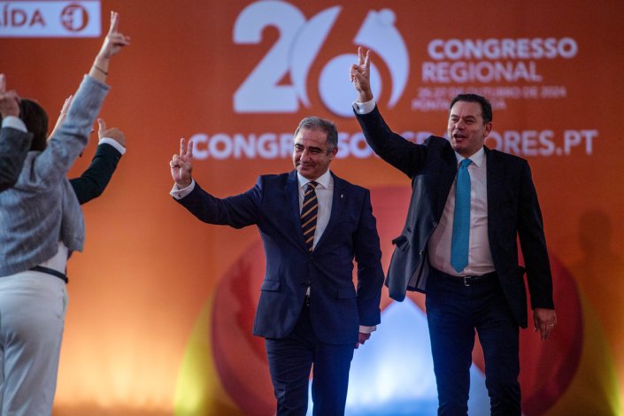José Manuel Bolieiro, líder do Governo Regional dos Açores (PSD/CDS-PP/PPM), no 26.º congresso regional do PSD/Açores, ao lado do primeiro-ministro Luís Montenegro. Ponta Delgada, São Miguel, 27 de Outubro de 2024
