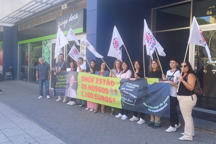 Protesto dos trabalhadores do Pingo Doce de Forte da Casa, em Vila Franca de Xira, com o CESP/CGTP-IN