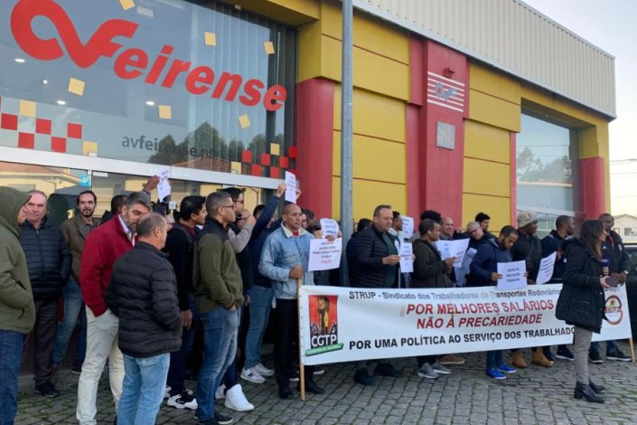 A concentração dos trabalhadores em greve da Auto Viação Feirense, convocada pelo STRUP/CGTP-IN, contou com a presença do secretário-geral da CGTP, Tiago Oliveira. 2 de Dezembro de 2024 
